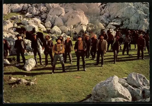 AK Szene aus dem Rialto-Constantin CinemaScope Farbfilm unter Geiern, Männer haben sich versammelt