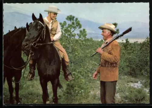 AK Filmszene aus Karl Mays Unter Geiern, Stewart Granger und Elke Sommer