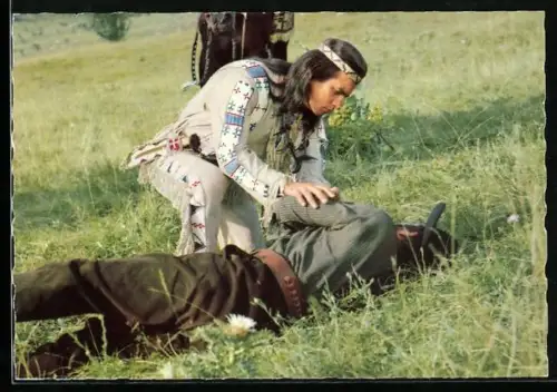 AK Filmszene aus Karl May-Film Unter Geiern, Pierre Brice als Winnetou