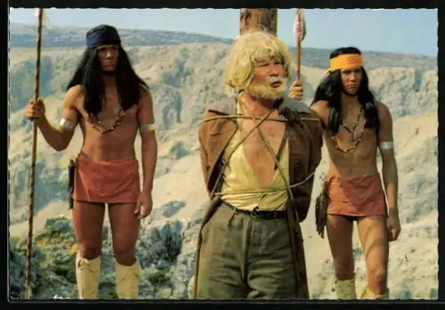 AK Filmszene aus Karl May-Film Winnetou I., Sam Hawkens am Marterpfahl wird von zwei Apachen bewacht