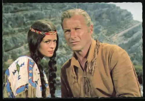 AK Schauspieler Lex Barker und Marie Versini blicken in die Ferne, Winnetou