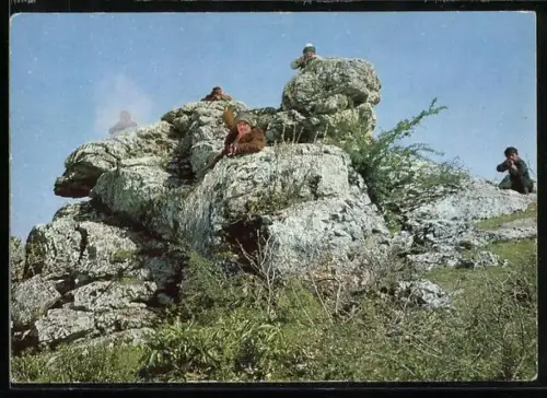 AK Filmszene aus Karl May-Film Der Schut, Die Banditen greifen aus dem Hinterhalt an