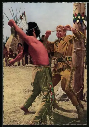 AK Filmszene aus Karl May-Film, Lex Barker als Old Shatterhand im Zweikampf im Indianerlager