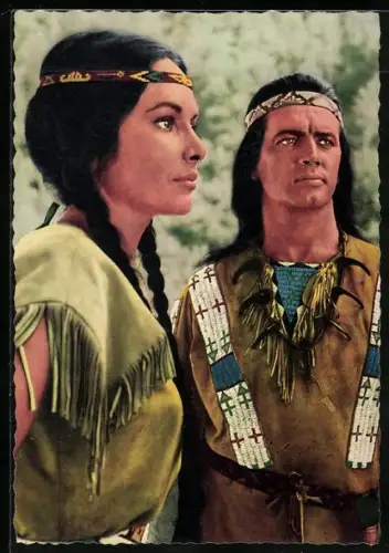 AK Schauspieler Pierre Brice als Winnetou steht neben einer Indianerin