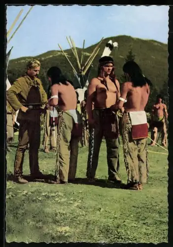 AK Filmszene aus Karl May-Film, Lex Barker als Old Shatterhand im Lager feindlicher Indianer-Stämme