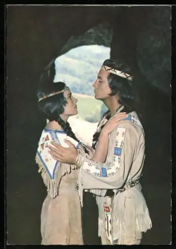 AK Schauspieler Pierre Brice als Indianer Winnetou
