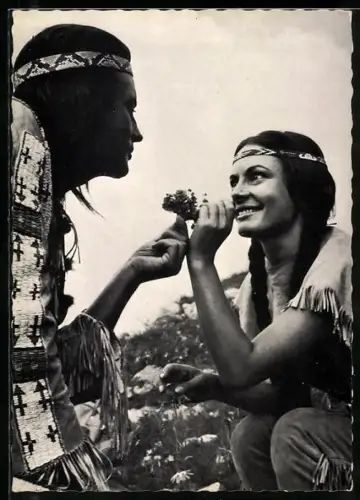 AK Schauspielerin Karin Dor und Schauspieler Pierre Brice in Winnetou II