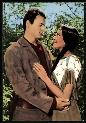 AK Szene aus Winnetou 2 nach Karl May, Karin Dor und Mario Girotti als Ribanna und Leutnant Merril bereit zur Heirat