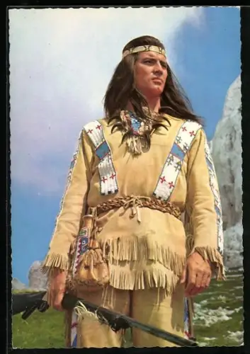 AK Schauspieler Pierre Brice als Indianer Winnetou