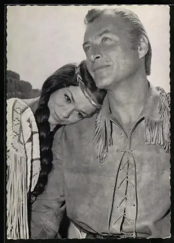 AK Schauspieler Lex Barker als Old Shatterhand mit der Schauspielerin Marie Versini als Indianerin