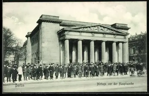 AK Berlin, Hauptwache, Mittagsansicht mit Menschenmenge