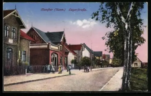 AK Munster /Hann., Lagerstrasse, Strassenansicht mit Wohnhäusern und Passanten