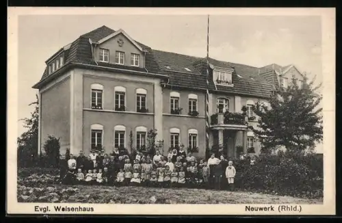 AK Neuwerk /Rhld., Gruppenbild vor dem Evangelischen Waisenhaus