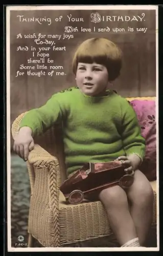 AK Junges Kind mit einem Spielzeugauto aus Blech