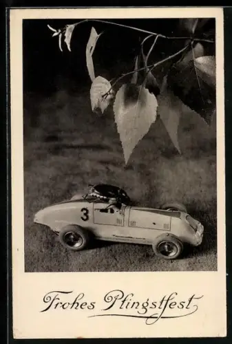 AK Spielzeugrennwagen mit einem Maikäfer, der darauf reitet