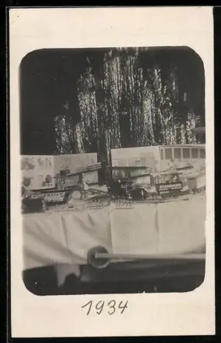 Foto-AK Modelleisenbahnstrecke auf einem Tisch, 1934