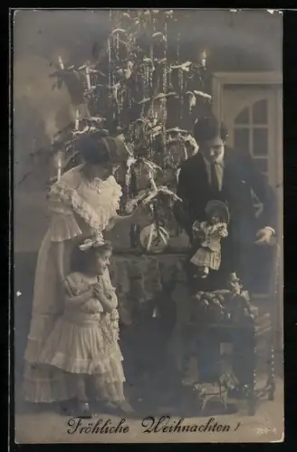 AK Junges Paar bei einem Weihnachtsbaum schenkt der Tochter eine Puppe von Steiff