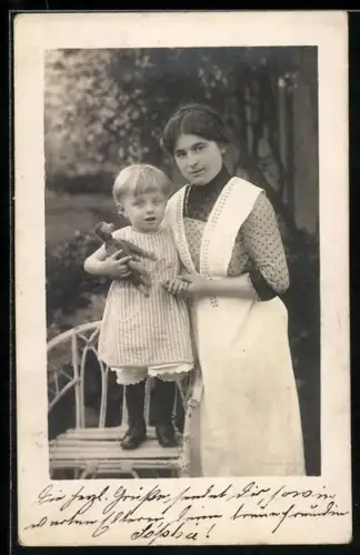 AK Mutter und Sohn mit einem Steiff-Affen