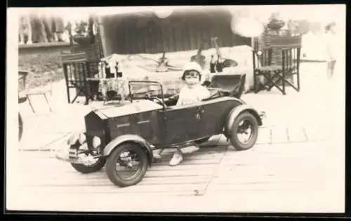 Foto-AK Junges Kind in einem Spielzeugauto