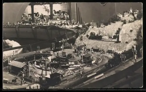 Foto-AK Dresden, Jahresschau 1923, Detaillierte Modell-Eisenbahnanlage, B. A. Müller