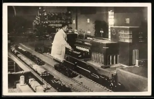 Foto-AK Frankfurt /Main, Ausstellung TESPE 1932, Detaillierter Nachbau eines Bahnhofs mit Modelleisenbahnen