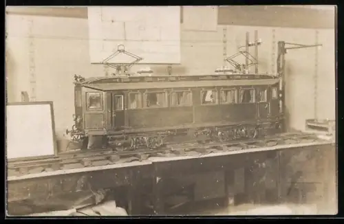 Foto-AK Detaillierte Spielzeug-Modelleisenbahn aus Blech