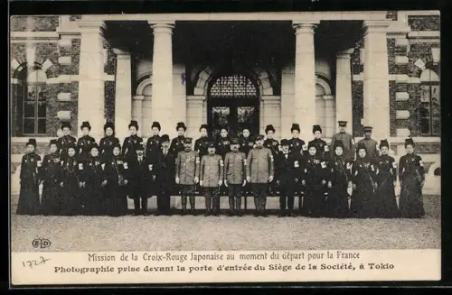 AK Tokio, Mission des Japanischen Roten Kreuzes, Gruppenbild vor dem Gebäude, Rotes Kreuz