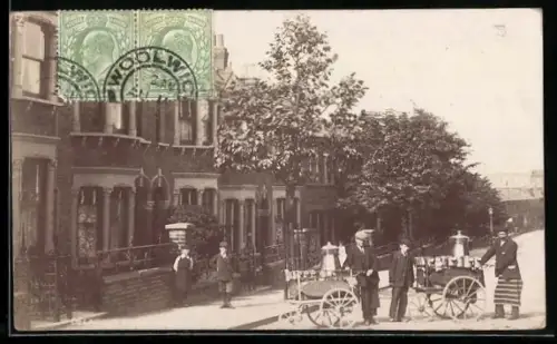 Foto-AK London, Charlton, Delafield Road, Milk Delivery