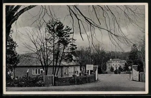 AK Dänisch-Nienhof, Ortspartie mit Anweisen und Eingangstor