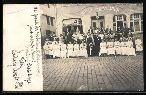 Foto-AK Kirchein, Hochzeitsgesellschaft vor dem Hotel Mosebach