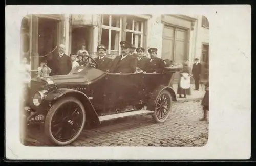 Foto-AK Giessen, Auto Adler mit Herrengesellschaft vor dem Gasthaus zum Jägerhörnchen