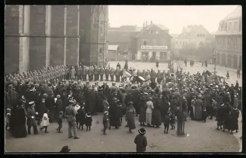 AK Friedberg /Hessen, Veranstaltung zum Kaisergeburtstag 1916, im Hintergrund Geschäft A. Ballin-Oppenheimer
