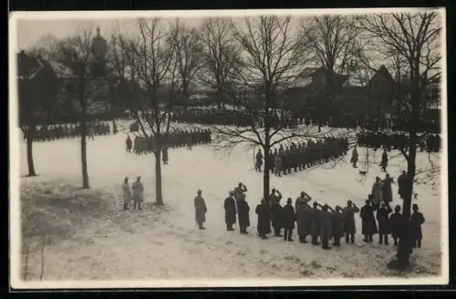 Foto-AK Gronau, Parade von Heeressoldaten im Winter