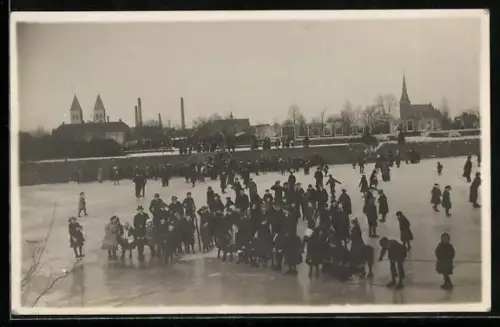 Foto-AK Gronau, Schlittschuhläufer auf einem zugefrorenem Gewässer, Blick auf den Ort