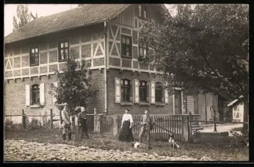 Foto-AK Oberrieden /Hessen, Forsthaus in Fachwerkbauweise, Anwohner vor dem Gartenzaun