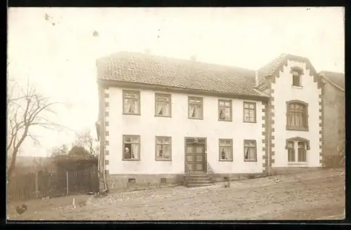 Foto-AK Trendelburg, Strassenpartie mit zweistöckigem Wohnhaus