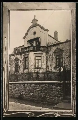 Foto-AK Wächtersbach, Zweigeschossiges Anwesen mit Steinmauer