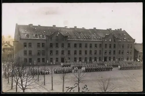 Foto-AK Arolsen, Soldaten vor einem Gebäude