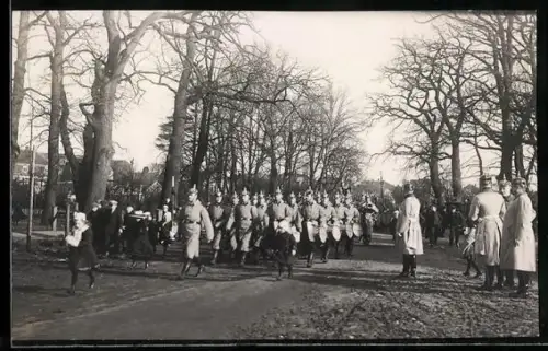 Foto-AK Arolsen, Soldaten mit Pickelhauben und Trommeln