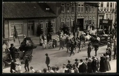 Foto-AK Bad Lauterberg /Osterode, Badejubiläum 1914, Festzug vor der Harzer Wurstfabrik Karl Lauenstein