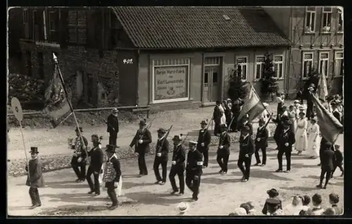 Foto-AK Bad Lauterberg /Osterode, Badejubiläum 1914, Festzug mit Fahnenträgern