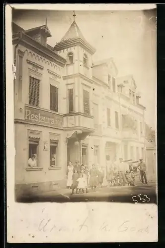 Foto-AK Urmitz, Gruppenbild vor einem Restaurant