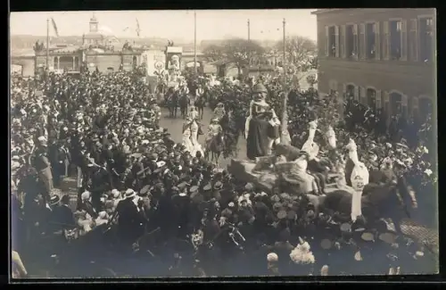 Foto-AK Wiesbaden, Fasching-Festzug mit Zuschauern
