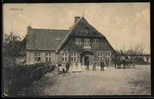 AK Lütjenburg, Gasthof Seekrug mit Gruppe vor dem Haus