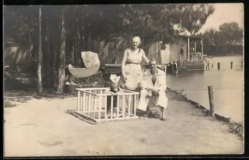 Foto-AK Lausa-Weixdorf, Familie mit Kind im Prinz Hermann-Bad