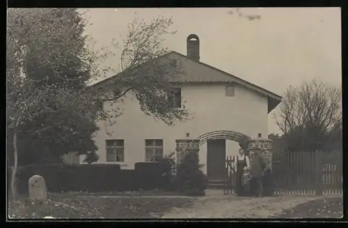 Foto-AK Falkenberg /Mark, Forsthaus Neugersdorf mit Grünanlagen