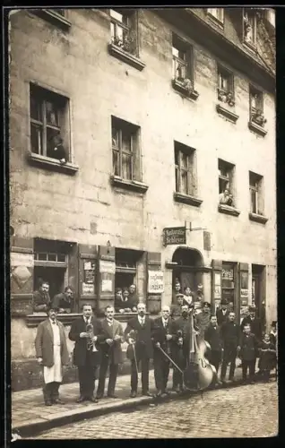 Foto-AK Nürnberg, Musiker mit Kontrabass und Trompeten vor dem Restaurant von Justine Schleyer