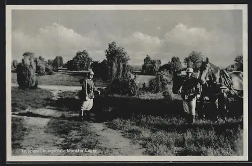 AK Munster, Lager, Truppen-Übungsplatz, Soldaten mit Stahlhelm und mit Pferden
