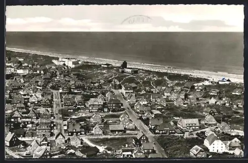 AK Juist, Luftaufnahme mit Strand, Dünen und Ort