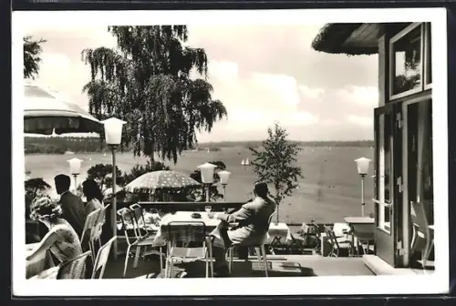 AK Berlin-Wannsee, Restaurant Erich Schrader, Terrassen mit Blick auf den See